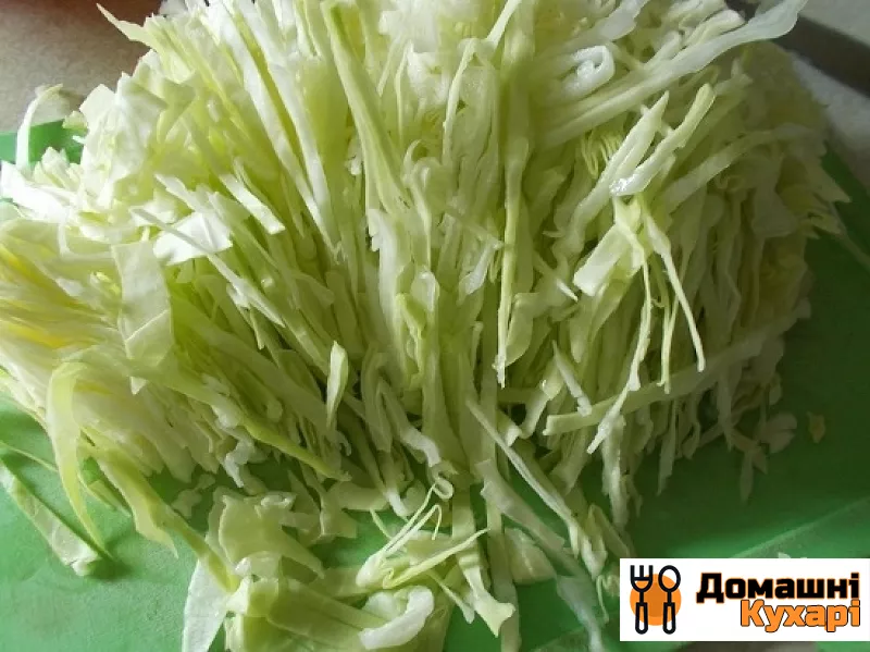 Салат витаминный с капустой и морковью - фото крок 1