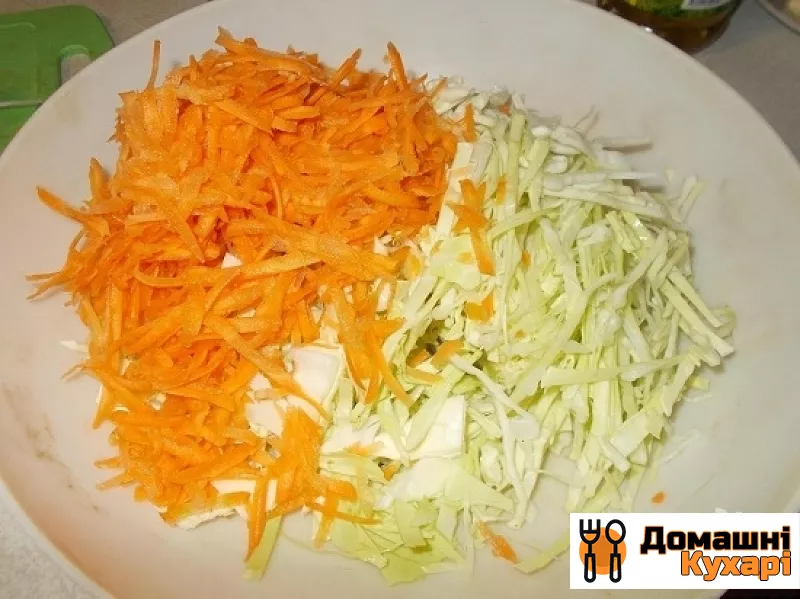 Салат витаминный с капустой и морковью - фото крок 3