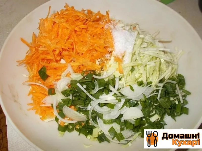 Салат витаминный с капустой и морковью - фото крок 4