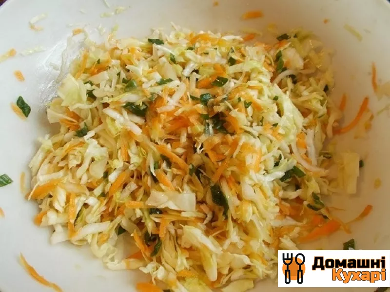 Салат витаминный с капустой и морковью - фото крок 5